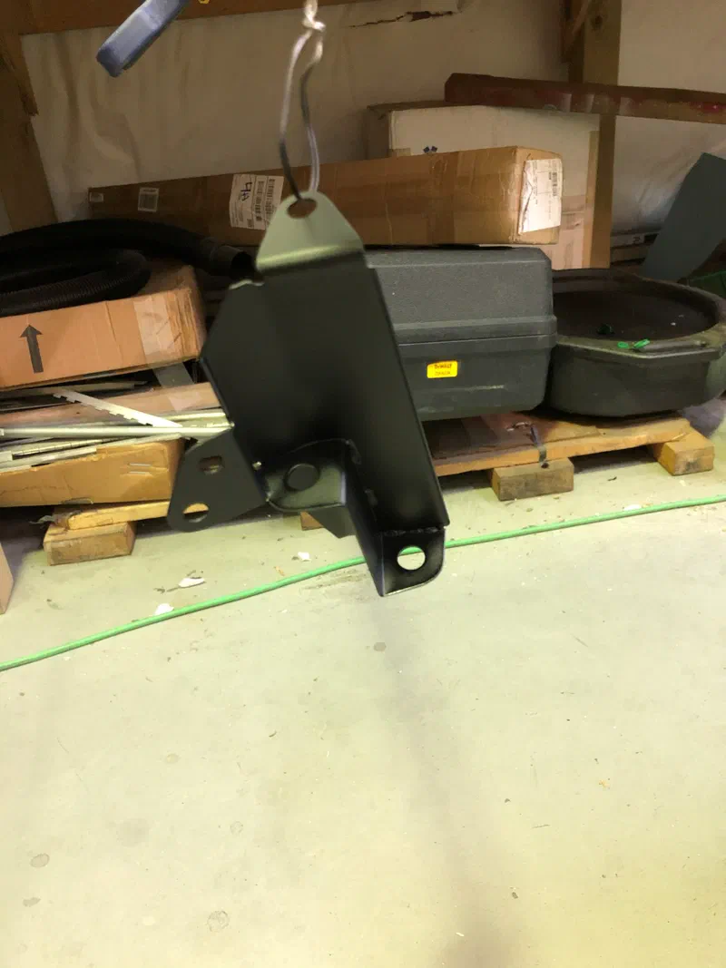 The new throttle cable bracket