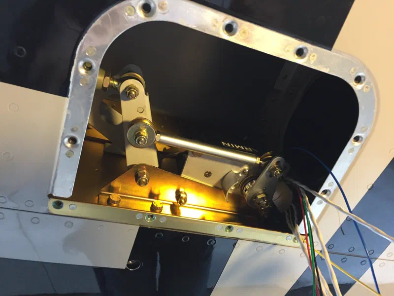 The Garmin autopilot servo in the wing